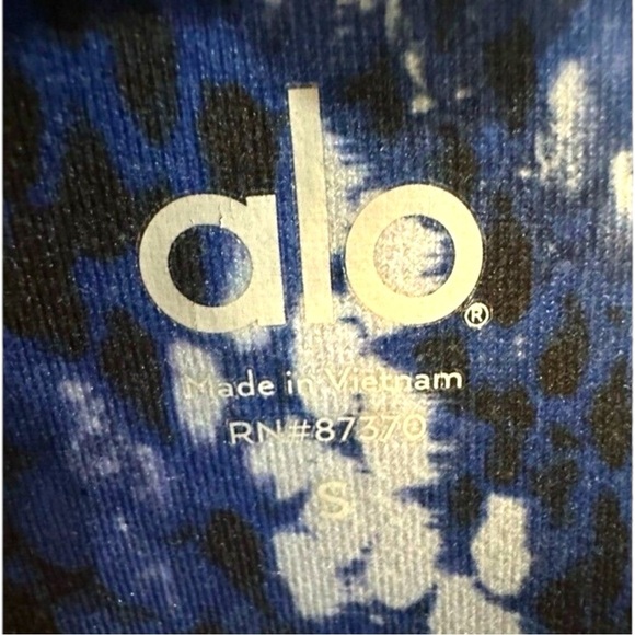 ALO Yoga Blue Patterned Leggings - Picture 8 of 9